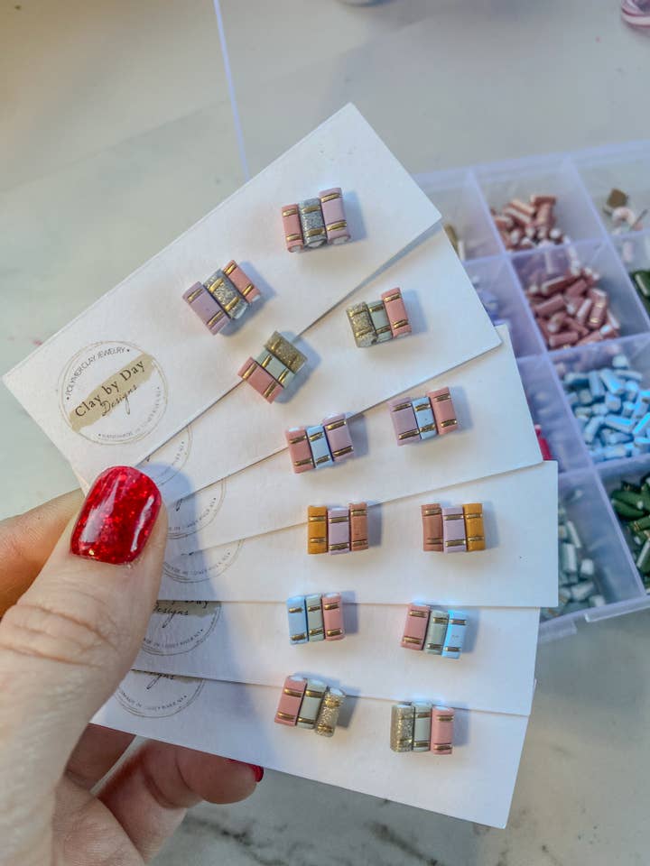 Bücherei Ohrstecker - lesen, bücherliebend für den Großhandel von Clay by Day Designs