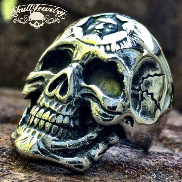 Vergiss mich nicht - Edelstahl-Schädelring mit innerem Gesicht (#106) für den Großhandel von SkullJewelry.com