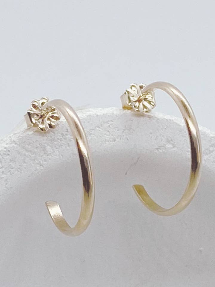 Creolen für den Alltag; Post-Stud-Creolen; Ohrstecker; mittelgroße Creolen; Ohrringe; einfache Hoops; minimalistische Ohrringe; Geschenk für den Großhandel von AVA Handmade Jewelry