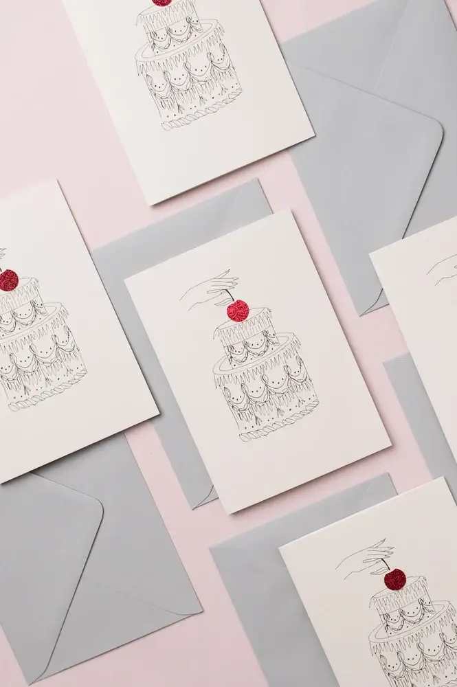 Katie Housley - Vente Cartes d'anniversaire - CARTE D'ANNIVERSAIRE FINIE À LA MAIN CERISE SUR LE GÂTEAU1