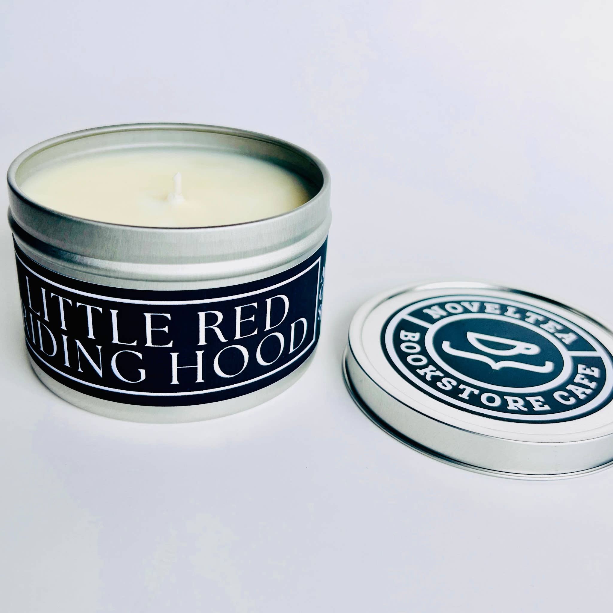 NovelTea Bookstore & Gifts - Vendita all'ingrosso Candele da viaggio - Little Red Riding Hood — Candela Apple Spice Black Label12