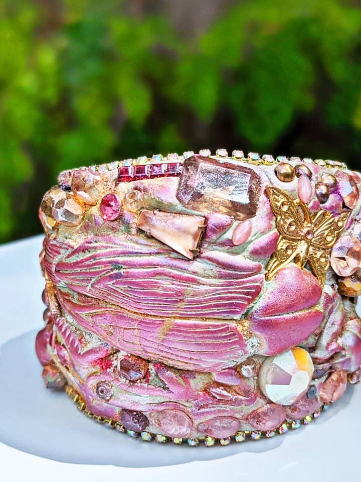 Manchetarmband met roze en parelmoer, uniek in zijn soort, Art Cuff Gay Isber voor wholesale door Gay Isber Designs