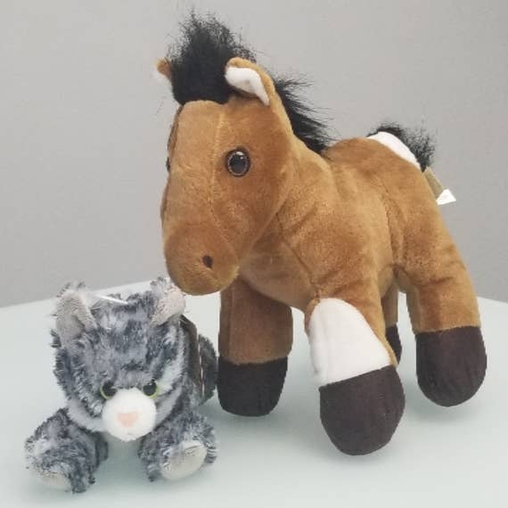 Peluches avec Precious le chat et Red le cheval pour la vente par Lyn Jenkins, author of Izzy and Zoey Adventures