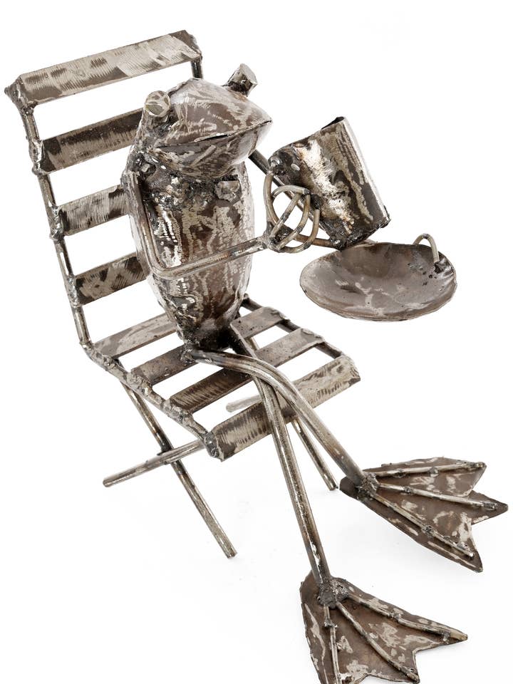 Sculpture de grenouille en métal sirotant du café pour la vente par Swahili | AFRICAN MODERN