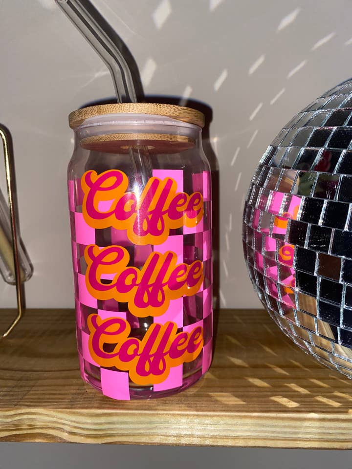 Tasse à carreaux rose café pour la vente par An Aesthetic Dose of Jesus