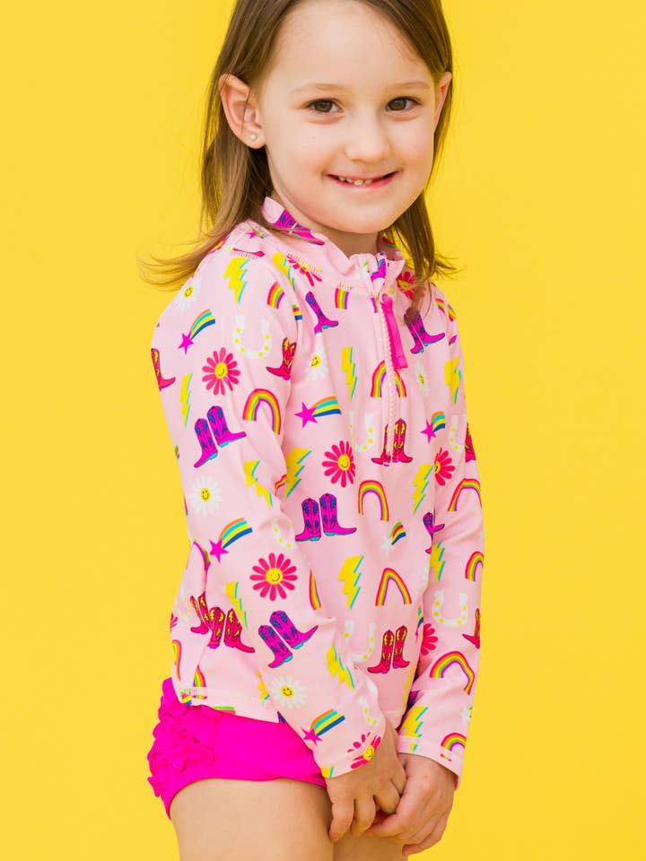 Conjunto de baño de dos piezas con cremallera y mangas largas estilo vaquera para niñas con volantes traseros característicos. para venta al por mayor de RuffleButts + RuggedButts