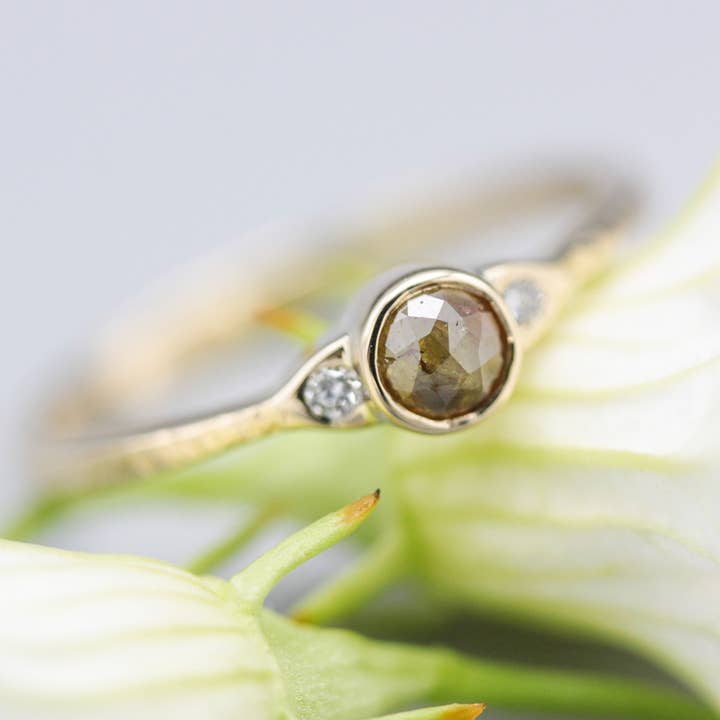 Diamante Castanho/Cinzento com Diamantes Laterais e Anel de Ouro 14k por atacado de Metal Studio Jewelry