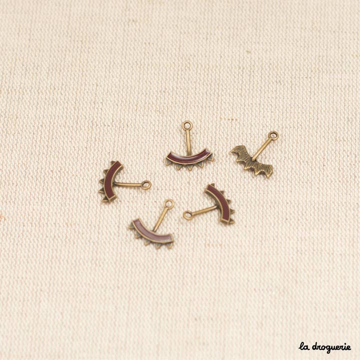 LA DROGUERIE – Großhandel Perlen – Kleines emailliertes Wappen 17 x 15 mm15