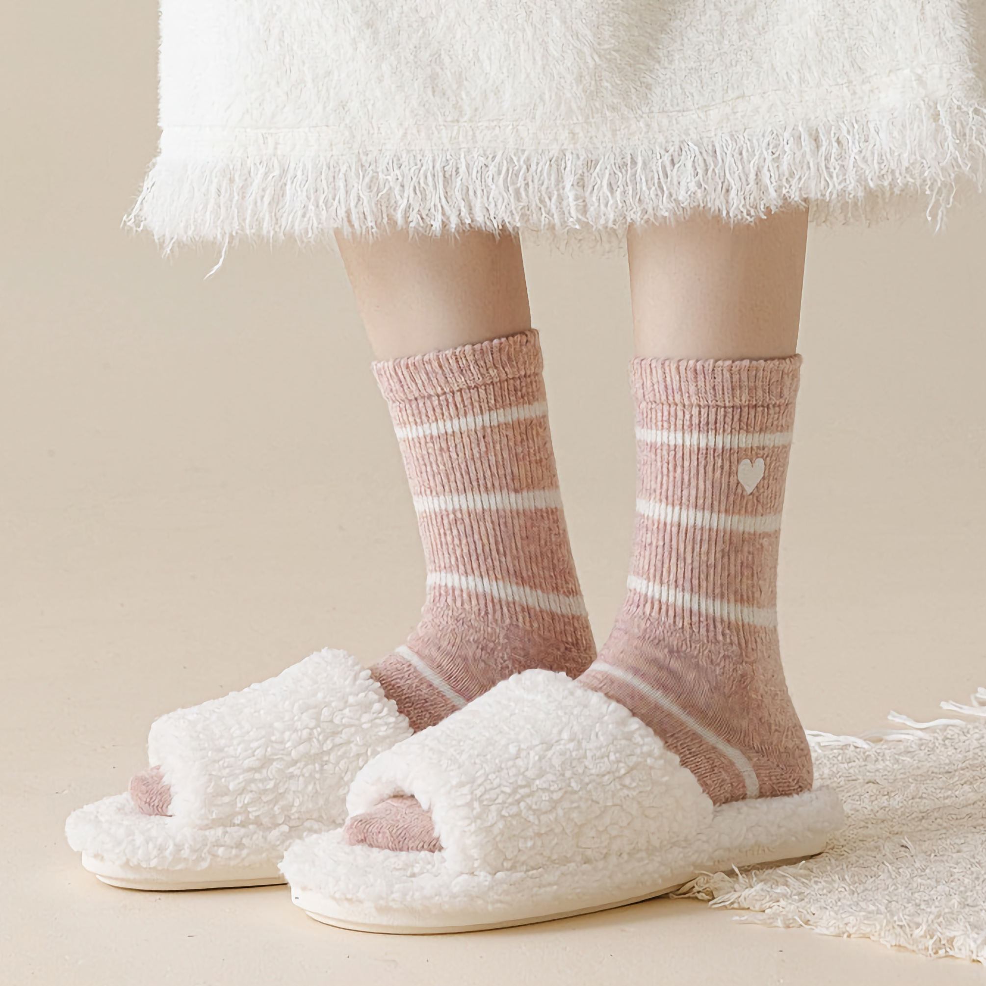 Happy Knits – Engroshandel Strømper - Dame – Uldstrømper til kvinder - retro, hjertebroderi, varme og hyggelige15