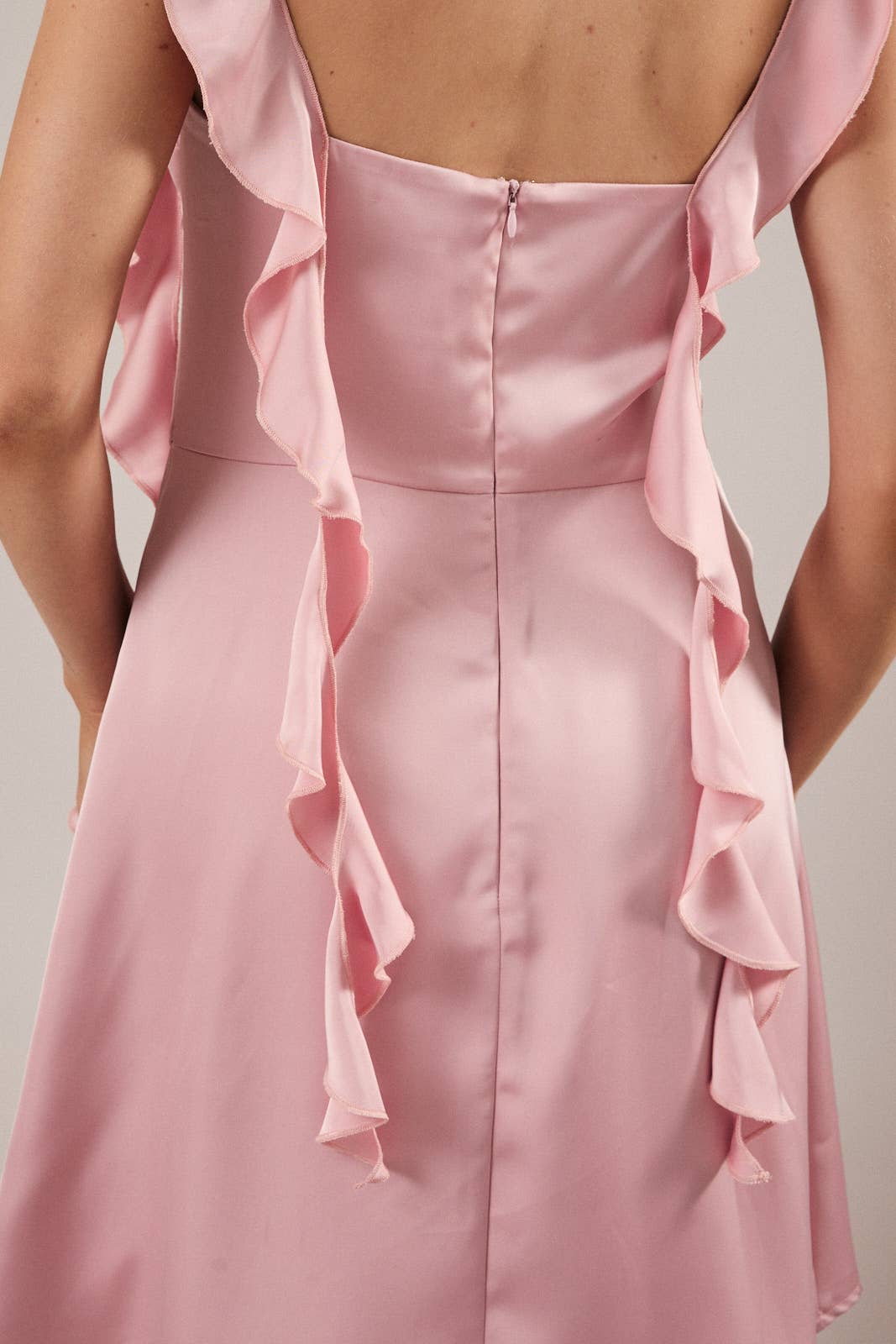 Rose Robe mini en satin à bretelles à volants en vente sur Faire8