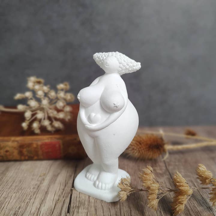 Cute African Woman Statue, Bookshlef Decor, Office Bookends for wholesale by Eco Chic Lines