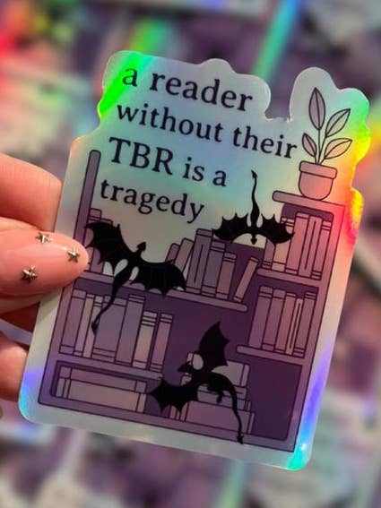 Læser uden en TBR er en tragedie holografisk vinylklistermærke for engroshandel hos Sacred Hart Co