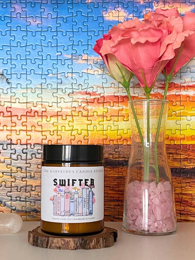 Swiftea Kerze | 8oz Taylor-inspirierte Kerze für den Großhandel von Marvelous Candle Studio