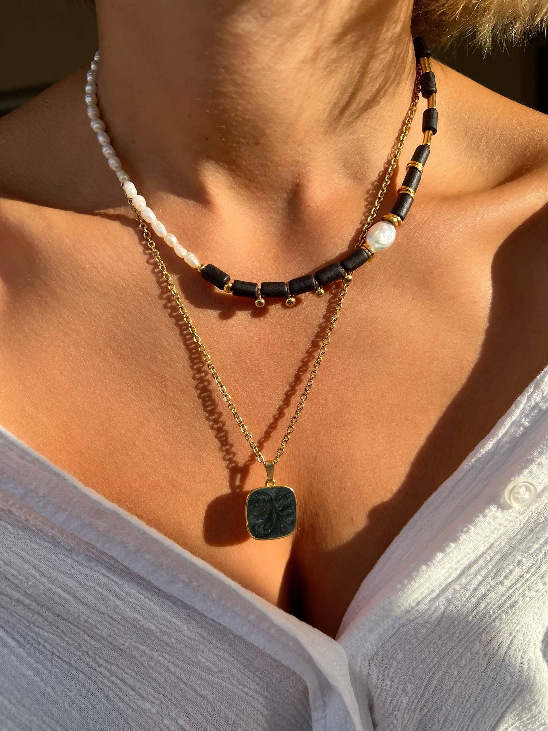 Christina Christi - Vente Colliers à pendentif - Collier pendentif carré en or délicat, collier perlé de perles5