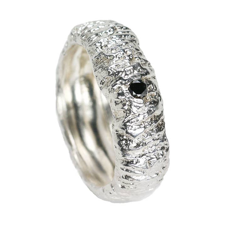 Der Baumstamm-Ehering mit Aufdruck und einem schwarzen Diamanten für den Großhandel von Sandrine B. Jewelry