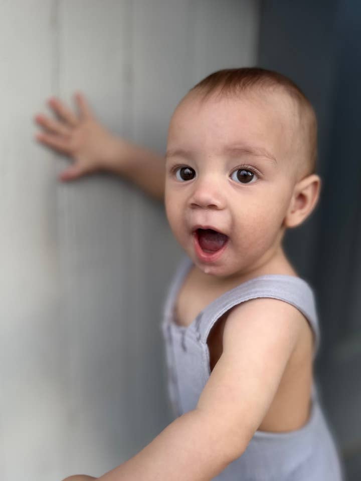 El peto cruzado ajustable de muselina orgánica Darcy-Cloud para venta al por mayor de Mimi & Me