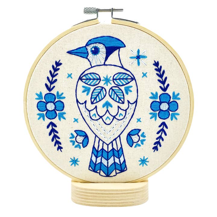 Komplettes Stickset Blauhäher für den Großhandel von Hook, Line & Tinker Embroidery Kits