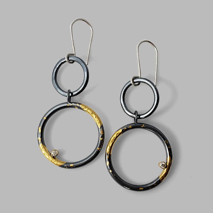 Handgemaakte hoepelvormige oorbellen van gemengd metaal met diamanten voor wholesale door McKenzie Mendel Jewelry