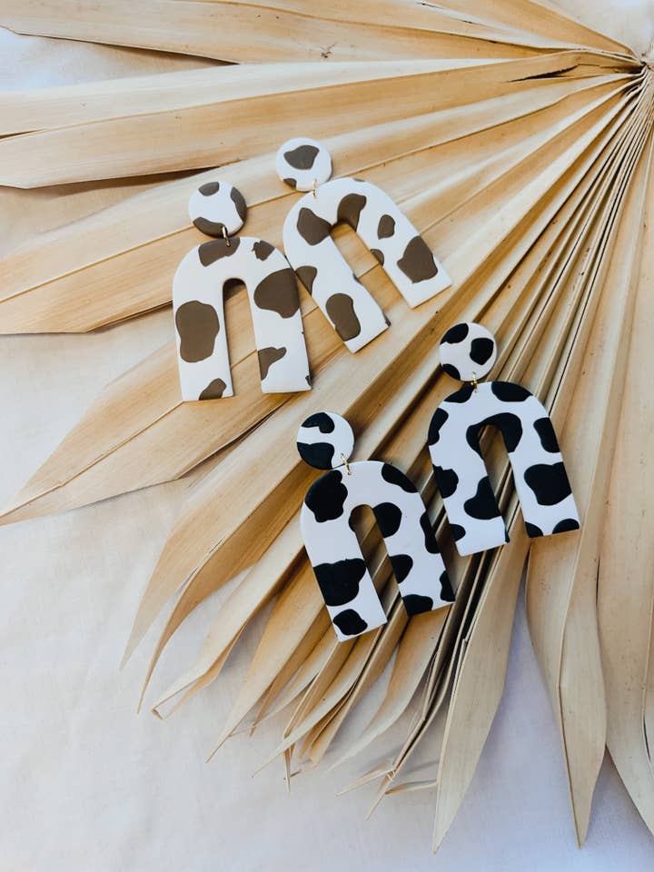 Die Kuh-Print Arches/Fimo Ohrringe für den Großhandel von Body & Boho