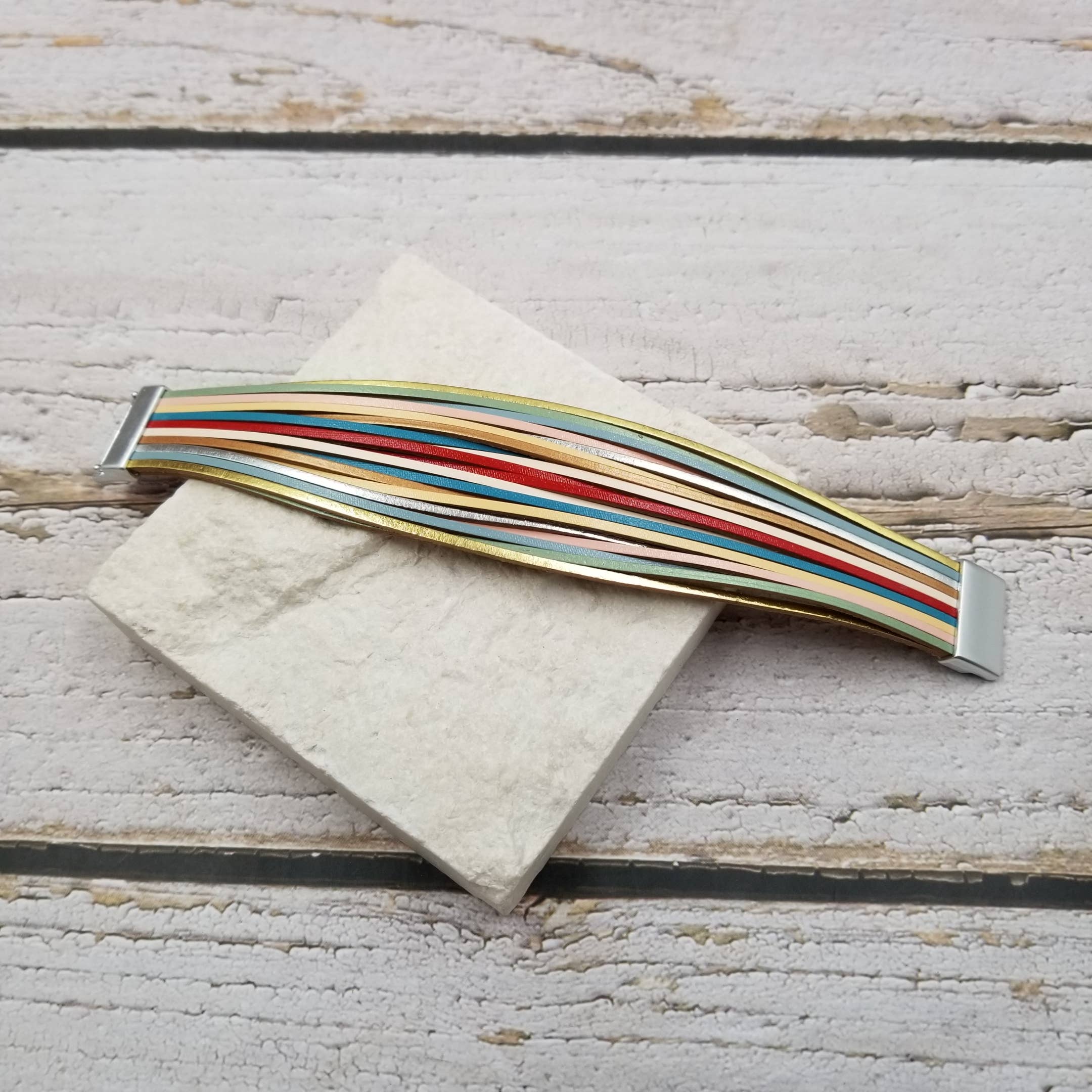 Treasure Wholesale - Vendita all'ingrosso Bracciale a polsino - Bracciale Boho in Pelle Colorata con Fibbia Magnetica2