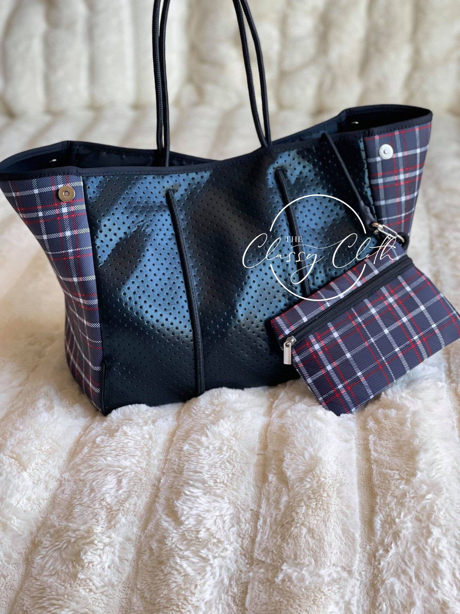 The Classy Cloth WS – wholesale Strandväska – Neopren julväska - svart Ctr med röda och svarta rutiga sidor0