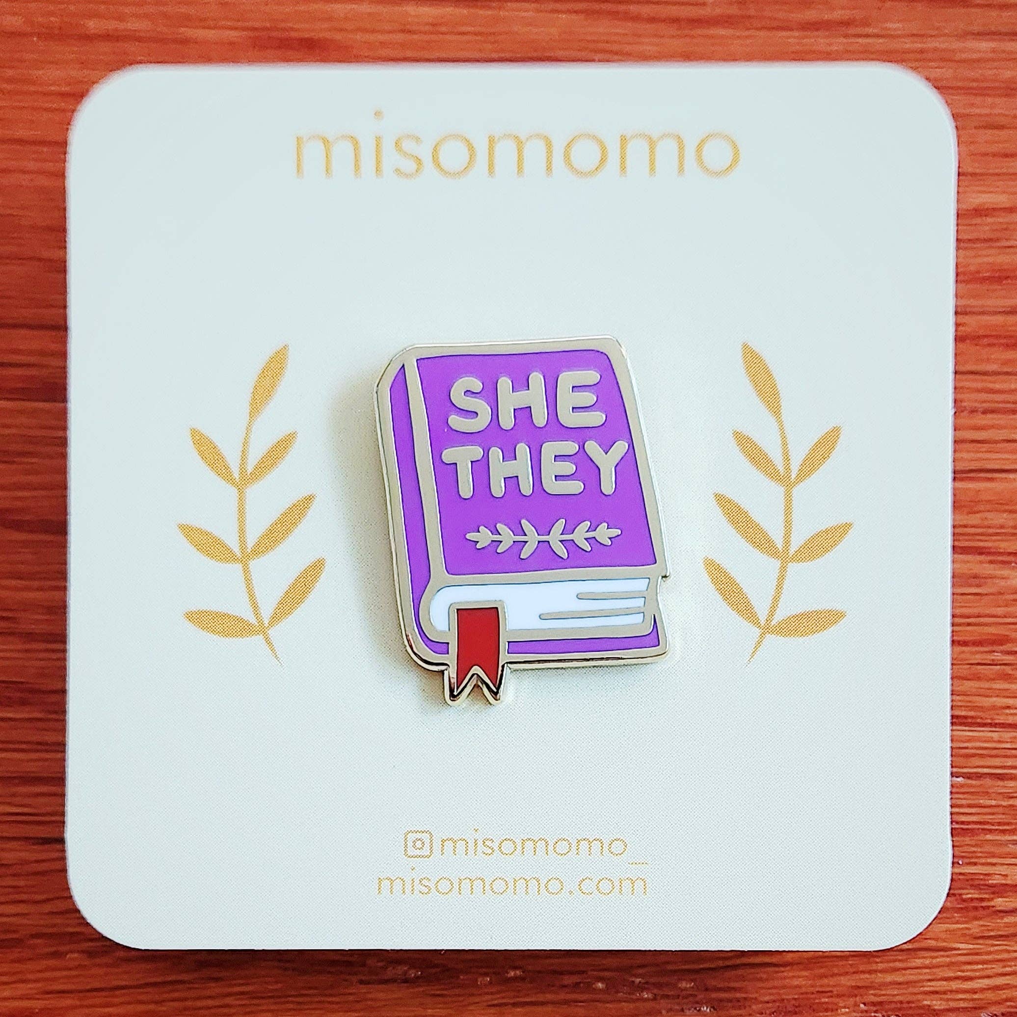 misomomo - Vendita all'ingrosso Spilla da bavero - Pronome Book Pin - lei/they2
