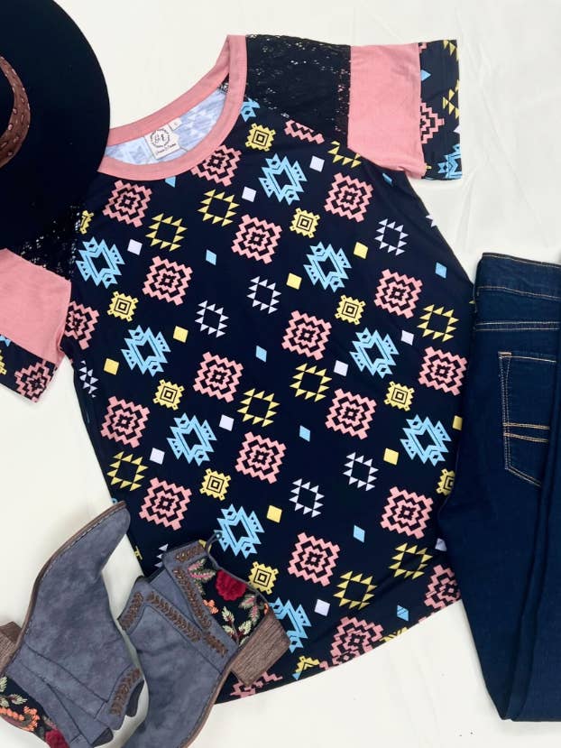 Top en dentelle aztèque à la menthe, rose et moutarde pour la vente par GRACE+EMMA by Southern Grace