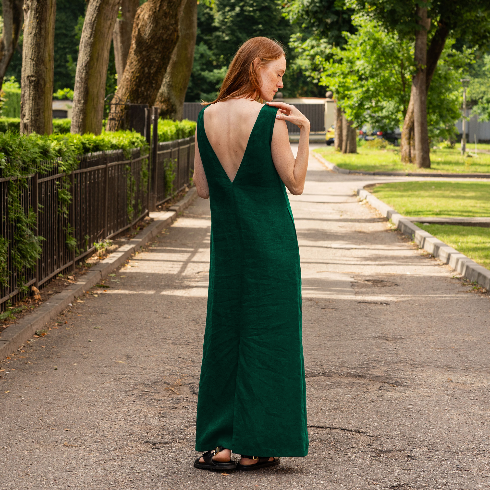 menique – Engroshandel Kjole - Dame – Linnen maxi kjole Stella med åben ryg - elegant rygfri kjole8