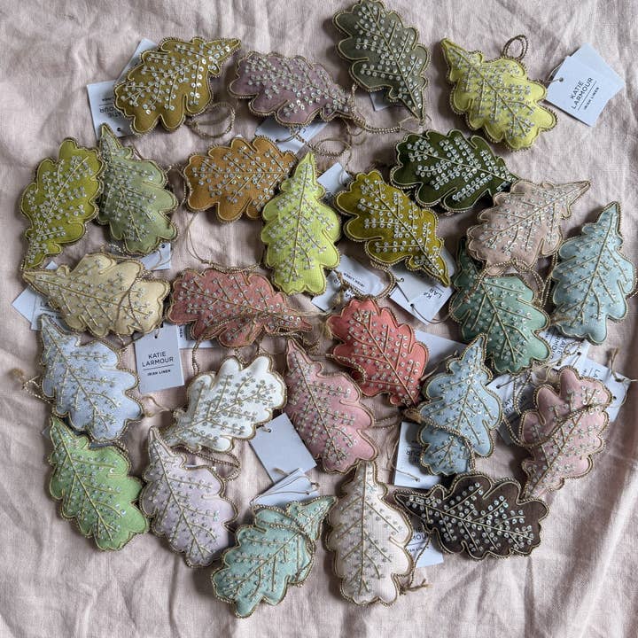 Katie Larmour Linen - Vente Lots de décorations - Assortiment de 26 pièces de feuilles de chêne multicolores mélangées