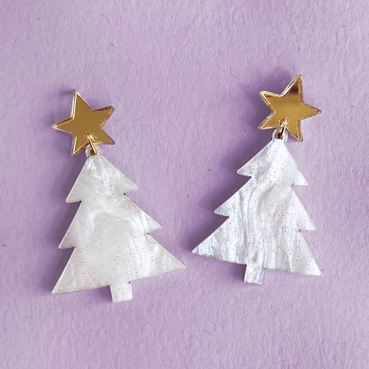 Boucles d'oreilles pendantes en forme de sapin de Noël blanc brillant pour la vente par Vic Tac Toe