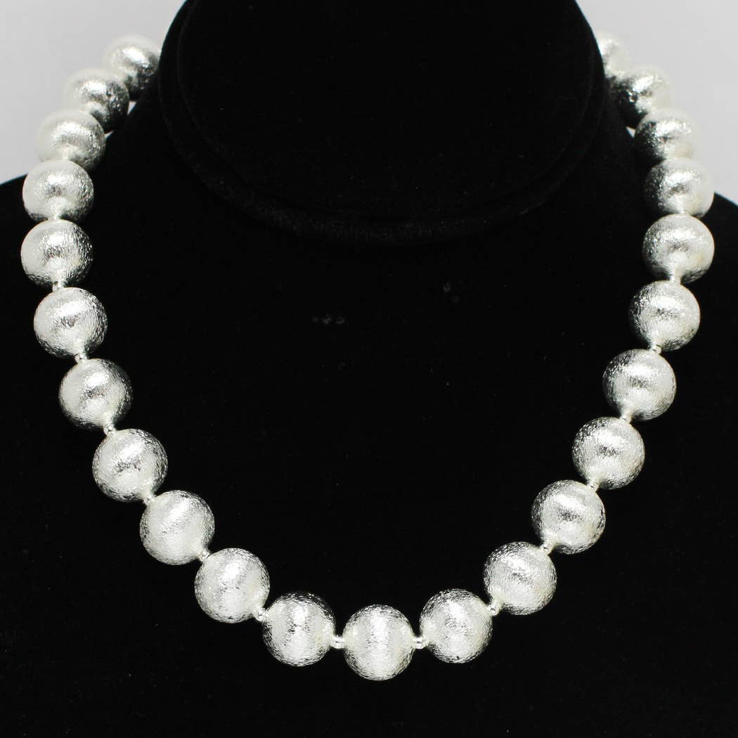 SOPHIA WHOLESALE – wholesale Pärlband/Pärlhalsband – Lätt mässingstexturerat kulpärlhalsband1