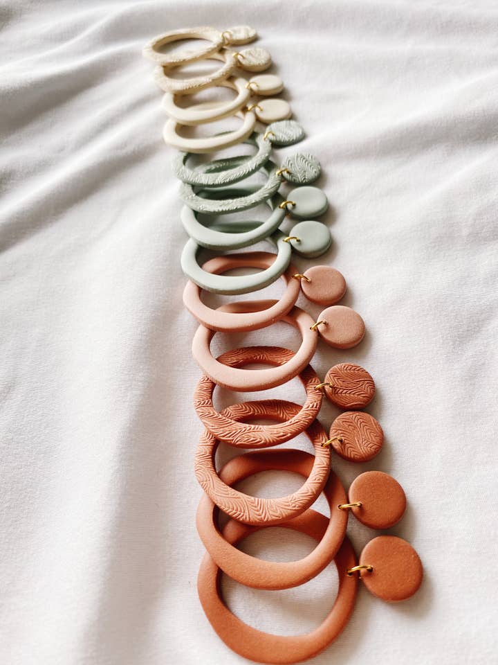 Ivy | Édition printanière | Boucles d'oreilles en argile faites à la main pour la vente par SageClayCo