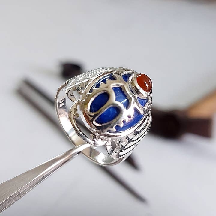 Crystal Earth Sterling - Vente Bague de cocktail/de cérémonie - La vie et le scaroube égyptien inspirés - Lapis et cornaline1