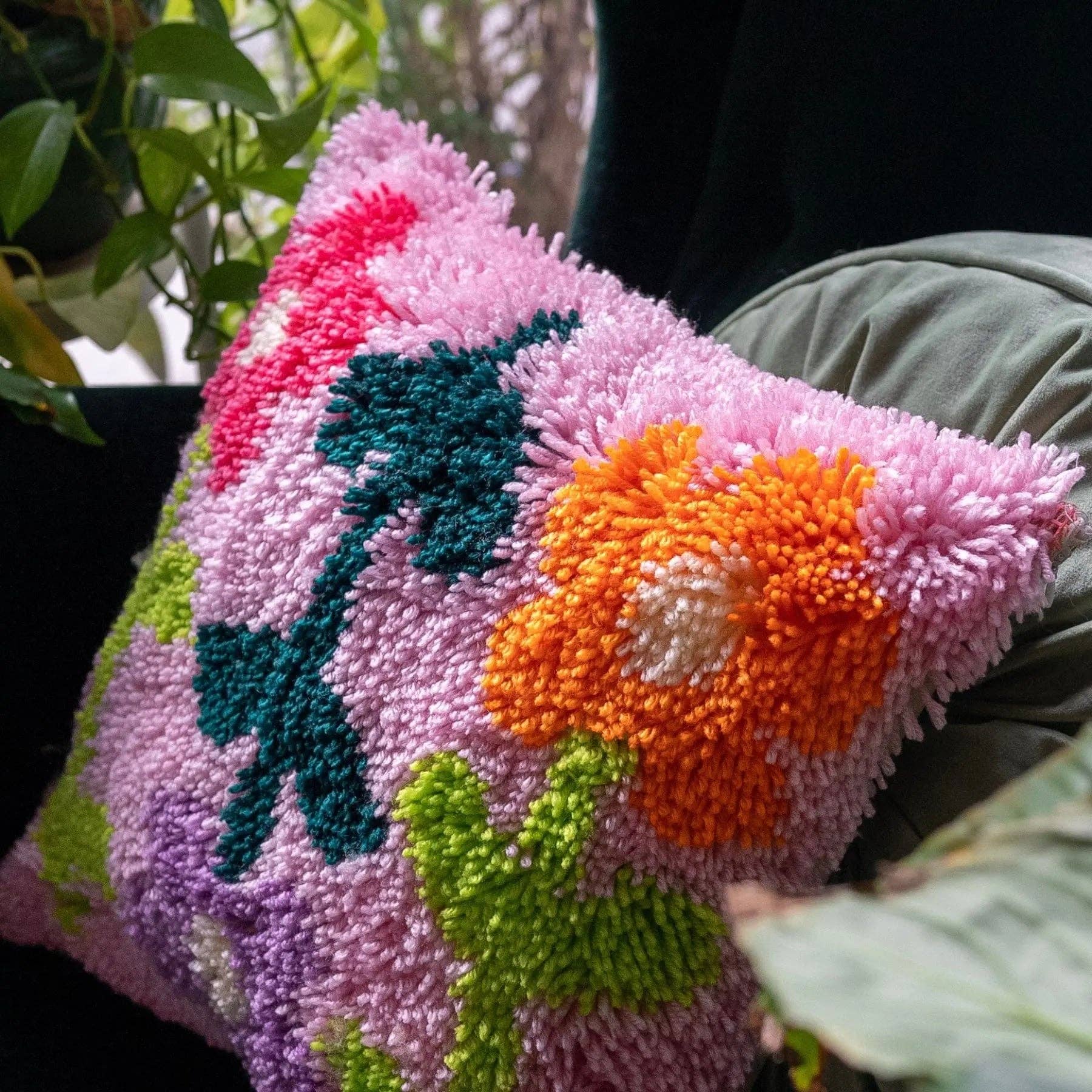 Craft Club - Wholesale Craft Sewing Kit - BRIGHT PICK OF THE BUNCH - Latch Hook Cushion Kit9