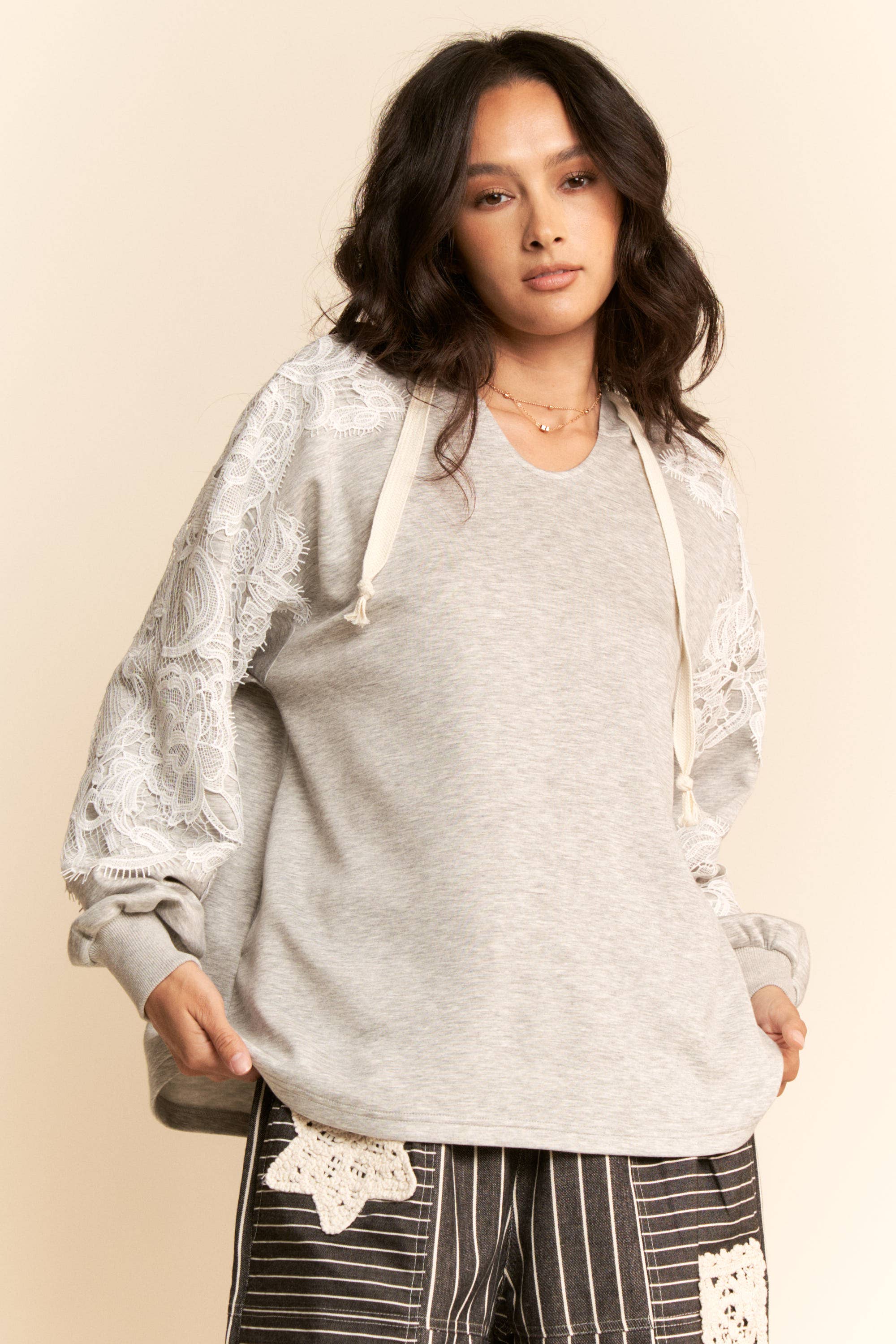 Davi & Dani – Großhandel Hoodie – Damen – HOODIE MIT SPITZENDETAIL UND LOCKERER PASSFORM UND LANGEN ÄRMELN3