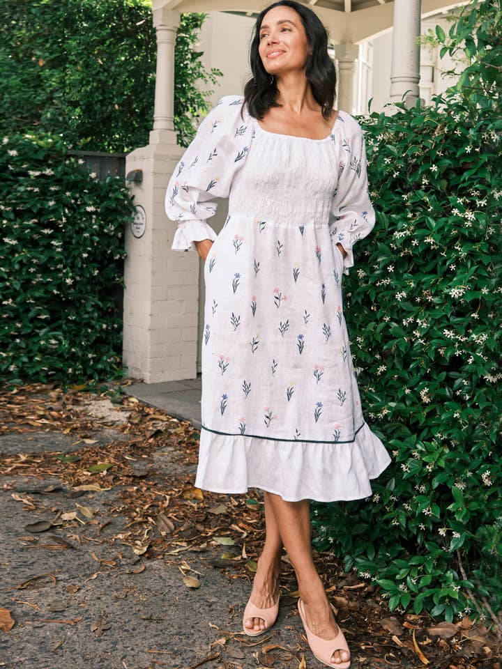 Grace Besticktes Kleid aus reinem Leinen mit Rüschen für den Großhandel von Carolina Lifestyle