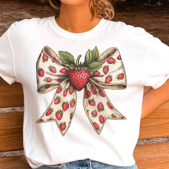 Par.tees by Party On! – Engroshandel Grafisk t-shirt - Dame – T-shirt med jordbær og sløjfe – Landmandsmarked og frugtfestival