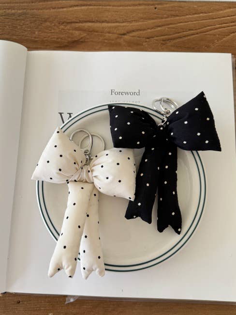 MOND HAUS - Vendita all'ingrosso Portachiavi - Donna - Portachiavi Renji | Ciondolo a forma di grande nastro con imbottitura a pois2