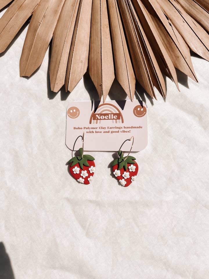 Créoles Fraise Daisy pour la vente par Noelle Earrings