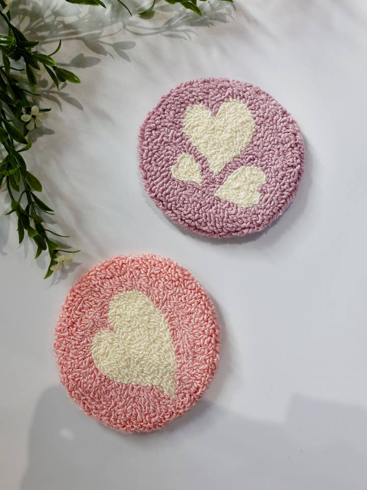 Handmade Punch Needle Rug Mug - Round Heart for wholesale by UNICORNIO STUDIO