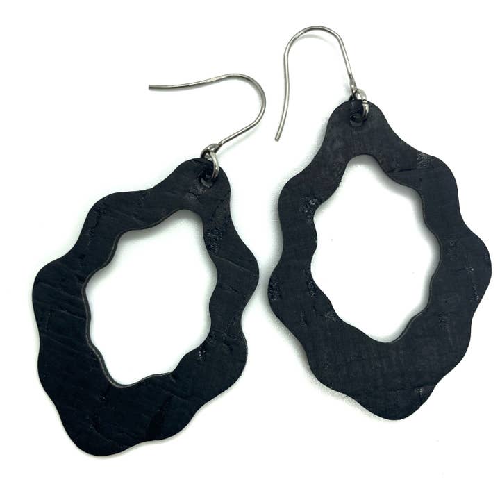Svart kork kammussla örhänge för wholesale av The Pink Antler Accessory Co.