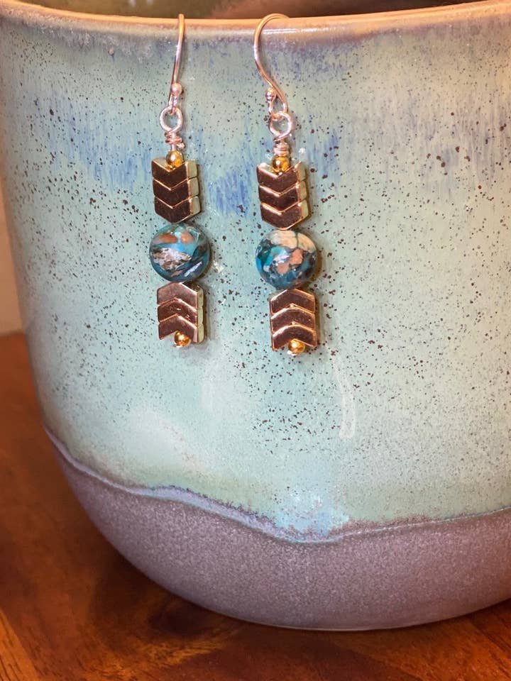 Boucles d'oreilles pendantes en hématite avec flèche et pour la vente par Earth & Sparkle