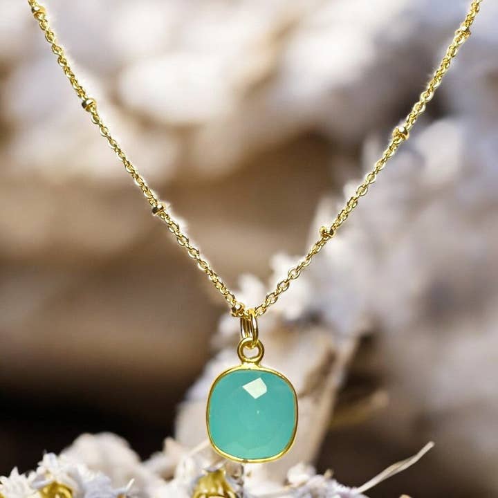 Vedhæng "PAOLA" forgyldt med blå chalcedon sten for engroshandel hos TOURMALYN