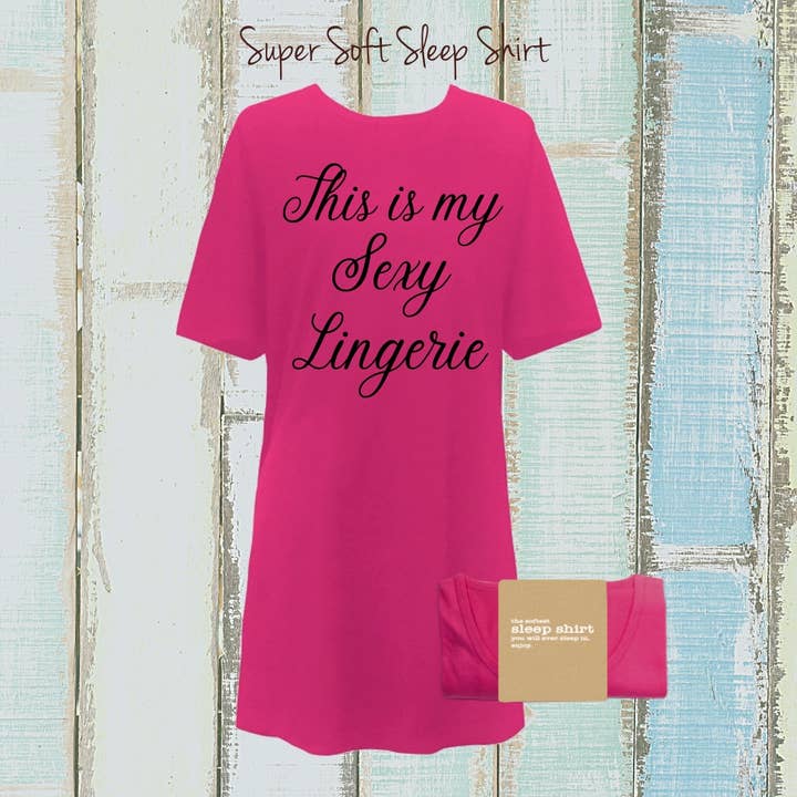 Witty Girls – Engroshandel Pyjamasoverdel - Dame – Sleepwear ordsprog - Dette er mit sexede lingeri - pink