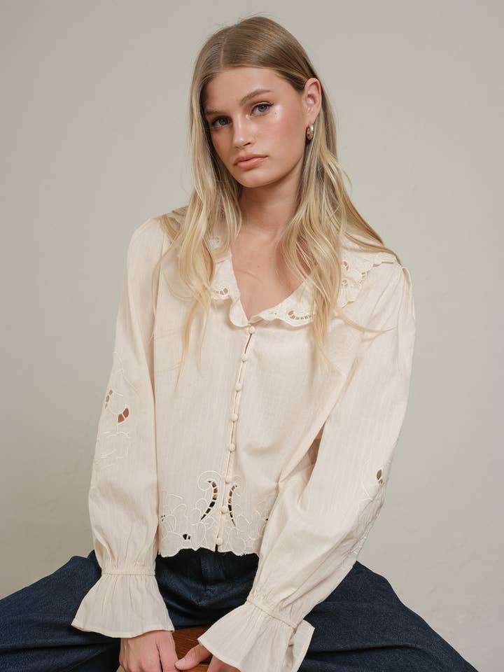 Blouse à col brodé en œillets - RT1180 pour la vente par RAISONNEL