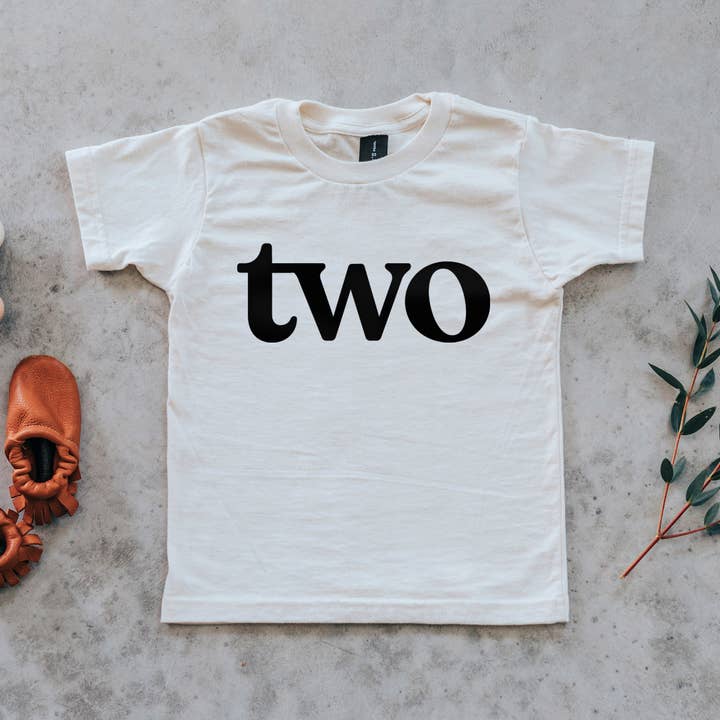 Two Modern Birthday Tee • Camisa unisex de algodón orgánico crema para venta al por mayor de Gladfolk