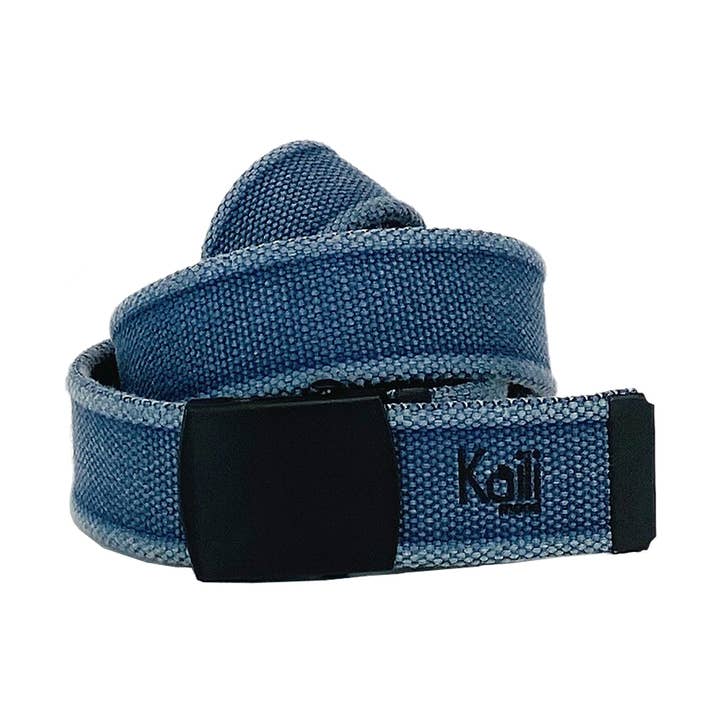 K4010DB | Bälte Canvas Stone Washed Färg Blå med Matt Svart Spänne. Mått: cm 125 x 4 x 0,5 One Size - Justerbar. Förpackning: Presentask med fast botten/lock för wholesale av Kaili mood / RENATO BORZATTA - Italy since 1978 -
