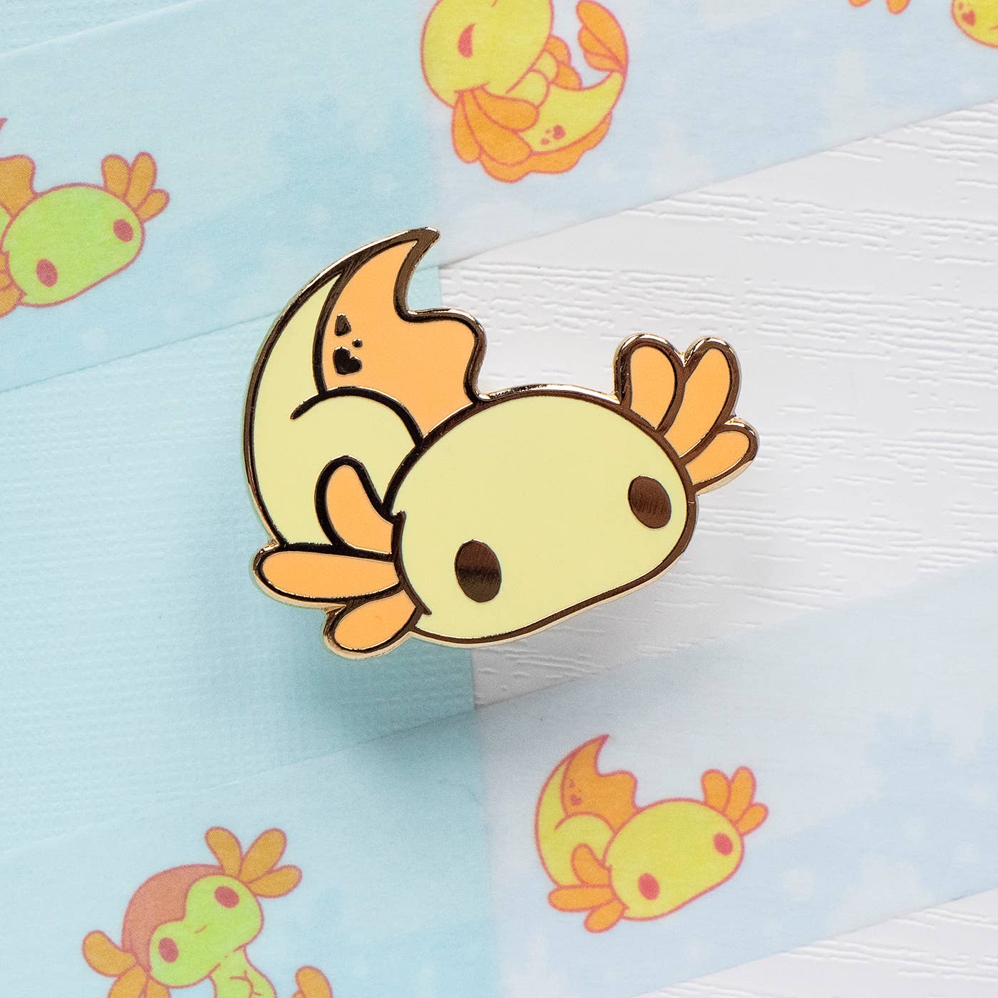 Evy Benita - Vente Épinglettes/boutons - Joli badge en émail dur Axolotl doré2