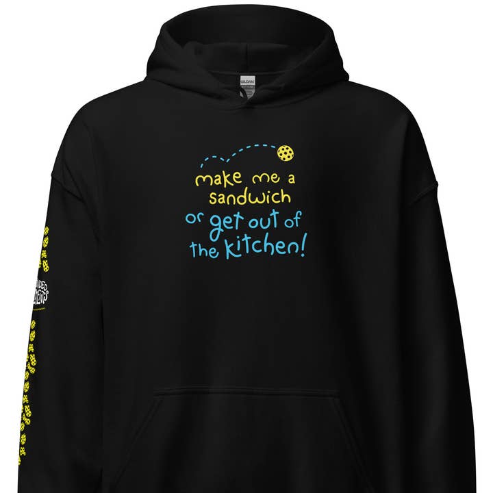 Sweat à capuche drôle de pickleball – « Sors de la cuisine » pour la vente par The Alley Clothing Co.
