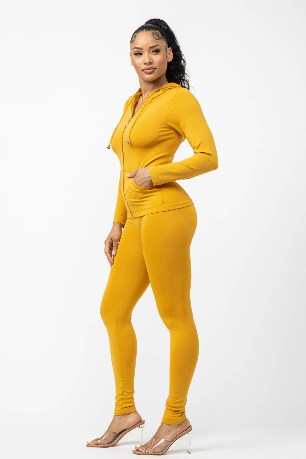 Julia by LoveJ – Großhandel Set aus Oberteil und Hose (NICHT Loungewear) – Damen – Nahtlose Kapuzenjacke und Leggings mit Reißverschluss4